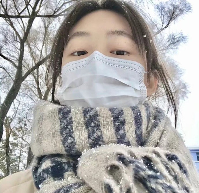 冬天下雪的唯美女生头像，冬天女头像女生雪景氛围感_5