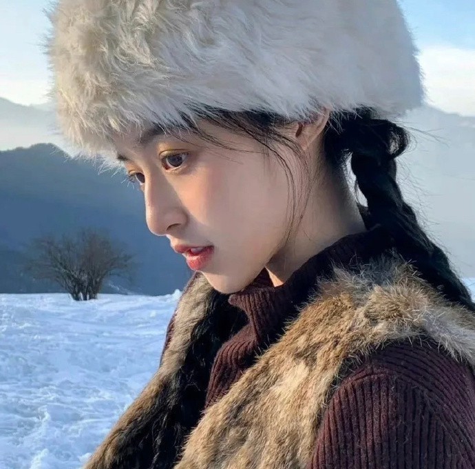 冬天下雪的唯美女生头像，冬天女头像女生雪景氛围感_6