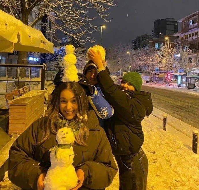 冬天下雪的唯美女生头像，冬天女头像女生雪景氛围感_7