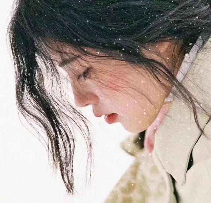 冬天下雪的唯美女生头像，冬天女头像女生雪景氛围感_8