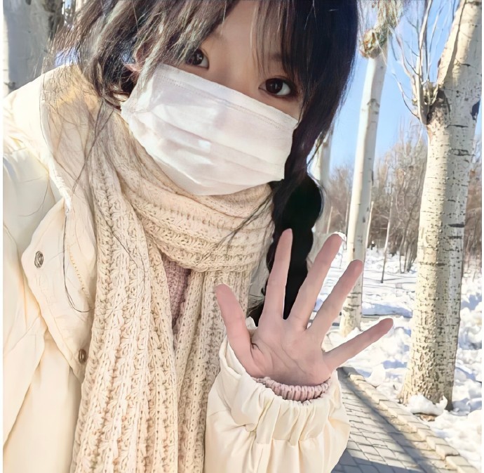 冬天下雪的唯美女生头像，冬天女头像女生雪景氛围感_13