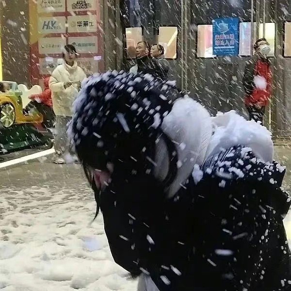 冬天下雪的唯美女生头像，冬天女头像女生雪景氛围感_16