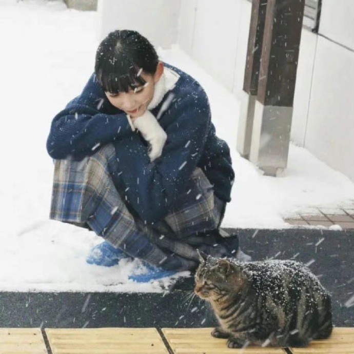 冬天下雪的唯美女生头像，冬天女头像女生雪景氛围感_17