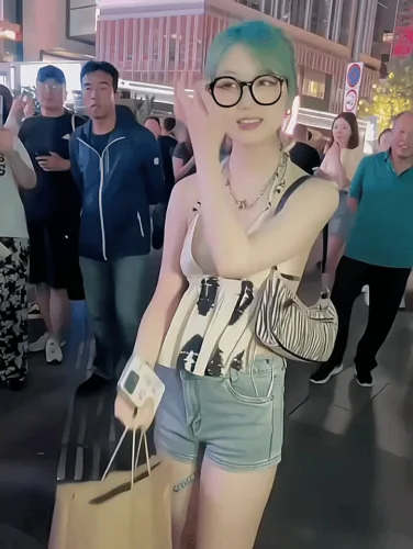 夏天短袖侧面看见女生小馒头图片_1