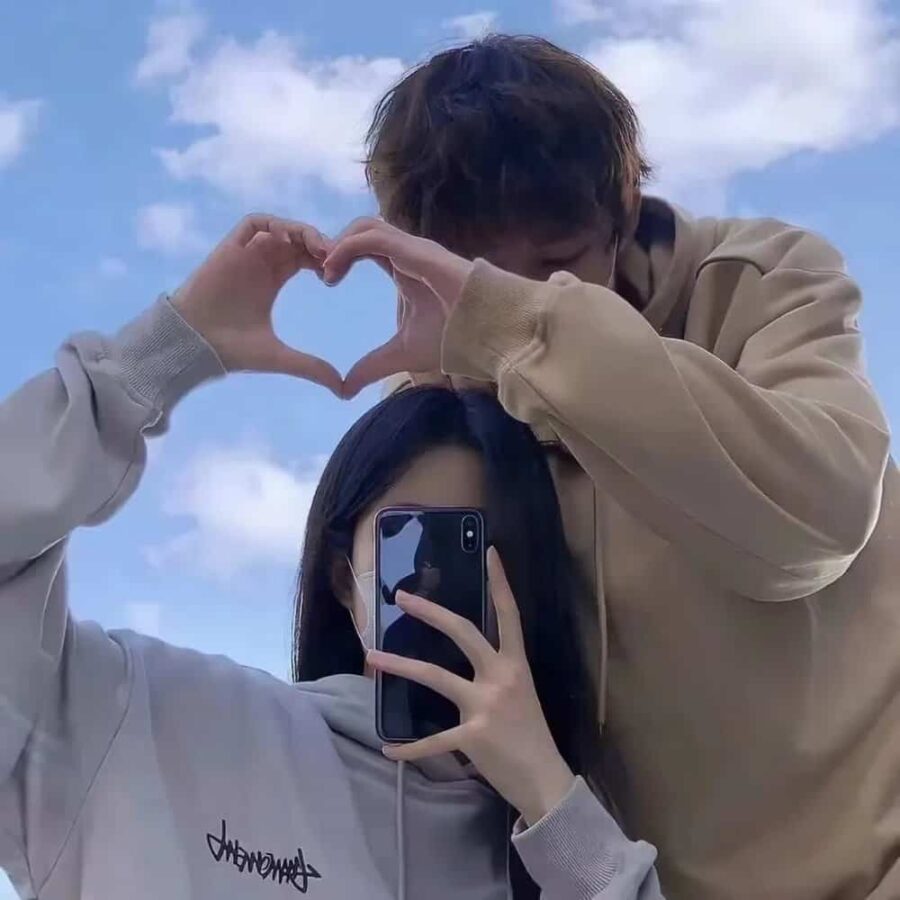 一男一女比心比耶一边一半情侣头像 真人合照单人照片情头_7
