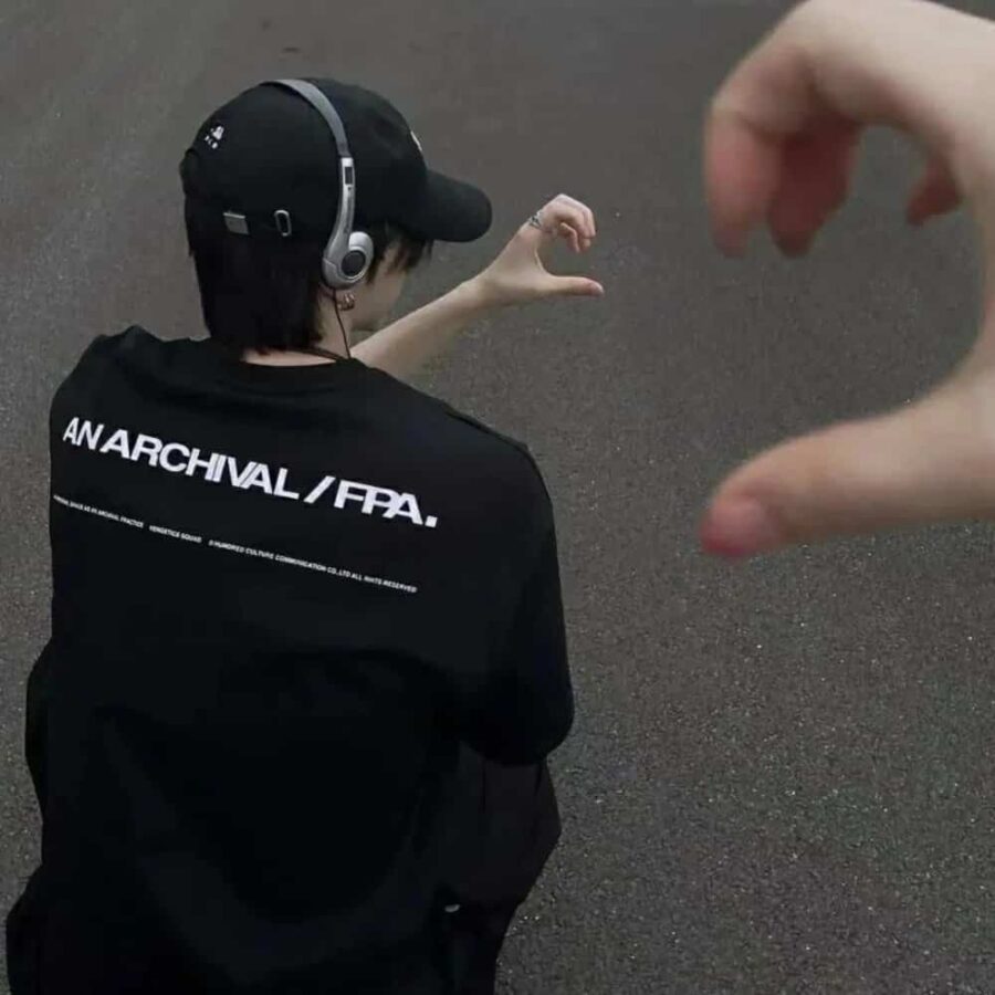 一男一女比心比耶一边一半情侣头像 真人合照单人照片情头_6