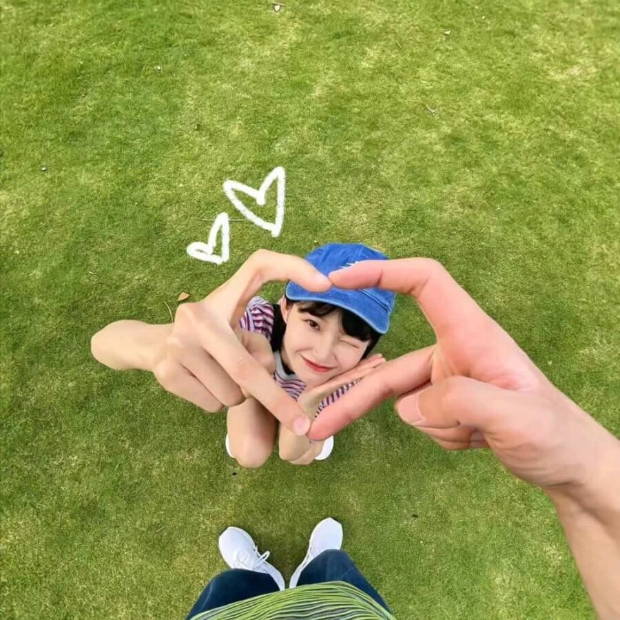 一男一女比心比耶一边一半情侣头像 真人合照单人照片情头_1