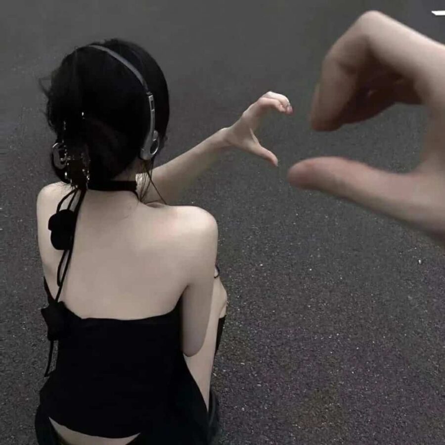 一男一女比心比耶一边一半情侣头像 真人合照单人照片情头_5