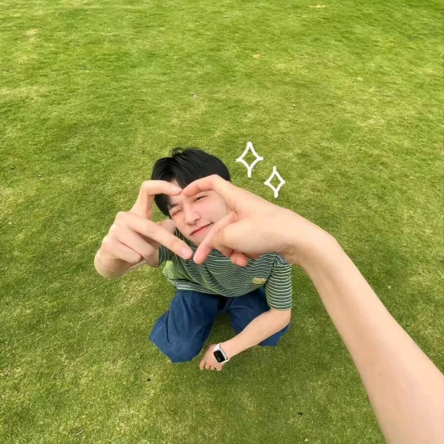 一男一女比心比耶一边一半情侣头像 真人合照单人照片情头_2
