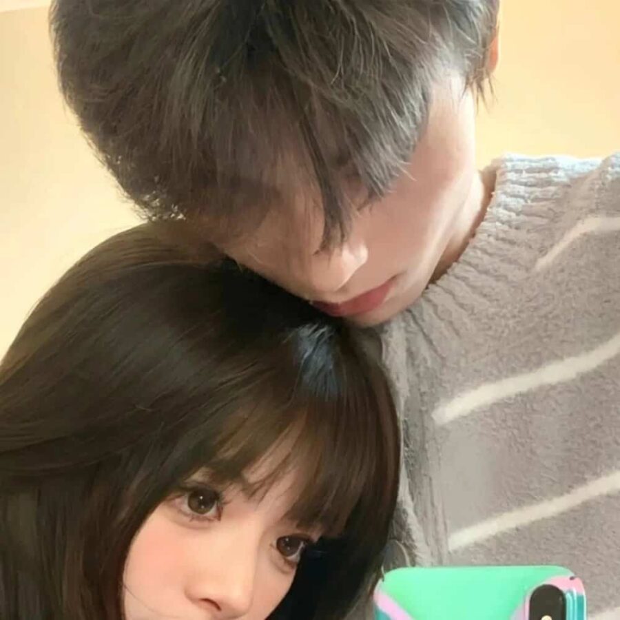 一男一女比心比耶一边一半情侣头像 真人合照单人照片情头_16