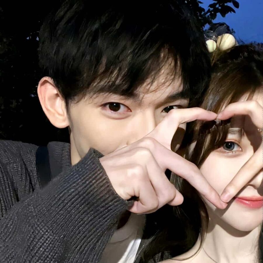 一男一女比心比耶一边一半情侣头像 真人合照单人照片情头_4
