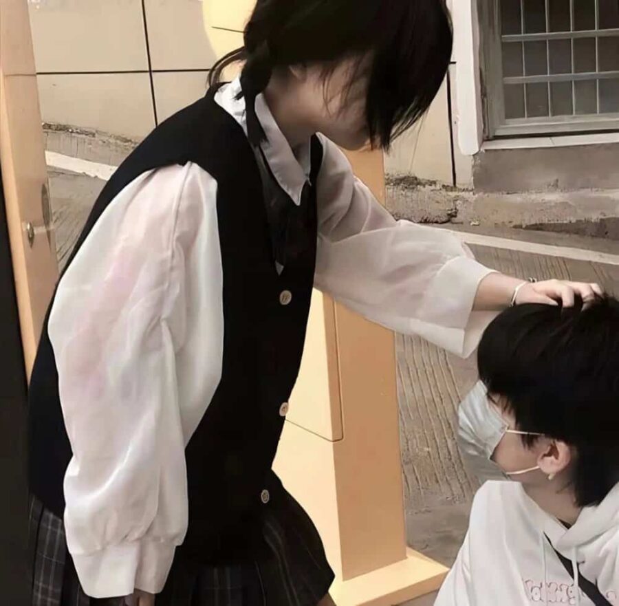 一男一女比心比耶一边一半情侣头像 真人合照单人照片情头_19