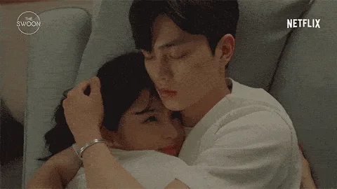 为什么男人喜欢紧紧的抱着你睡?男女搂着睡觉GIF动态图_1