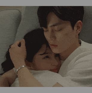 为什么男人喜欢紧紧的抱着你睡?男女搂着睡觉GIF动态图