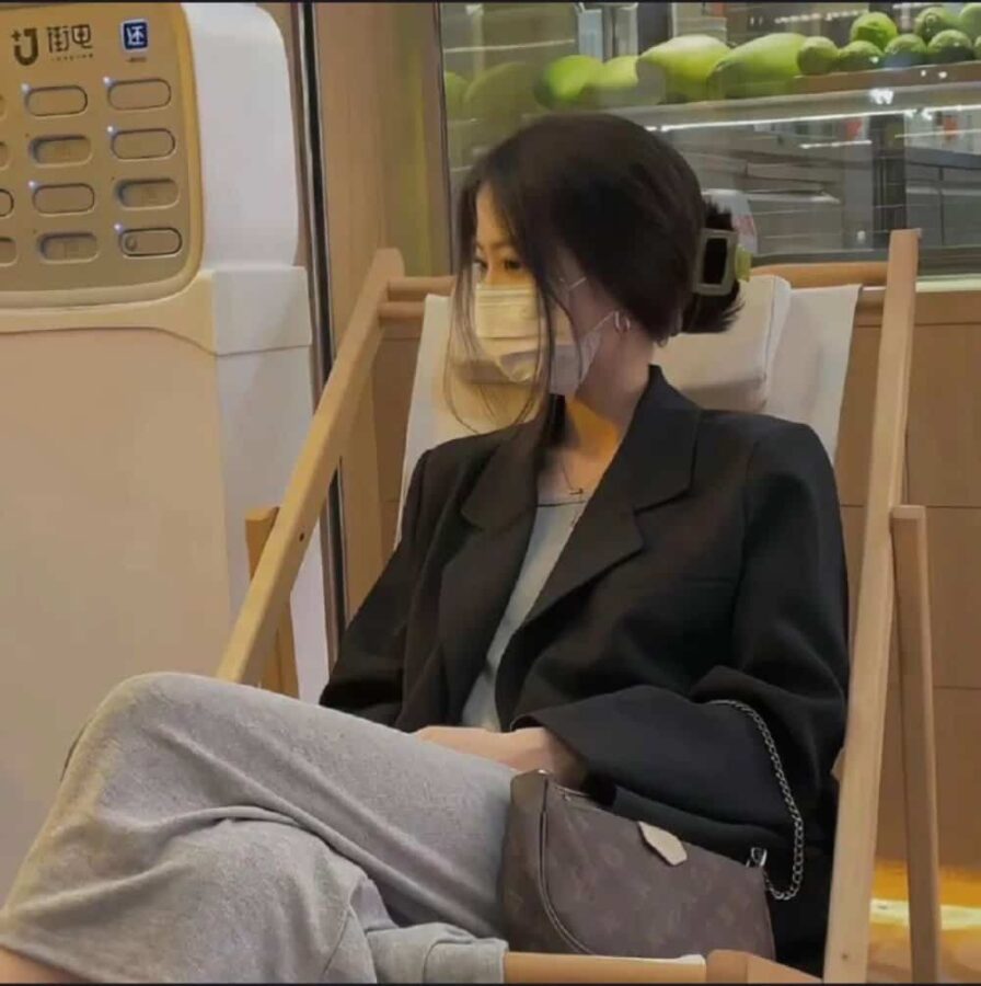 高级小众而又惊艳的ins风真人露脸女生头像 好看不易撞的女生微信头像_22