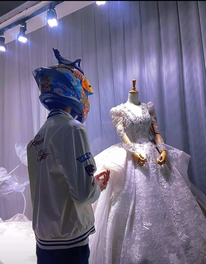 男生隔着玻璃看婚纱的伤感背影微信头像 男人站在婚纱外看婚纱头像_1