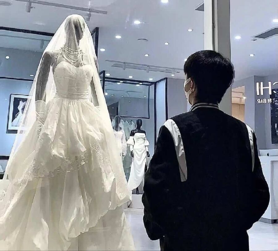男生隔着玻璃看婚纱的伤感背影微信头像 男人站在婚纱外看婚纱头像_2