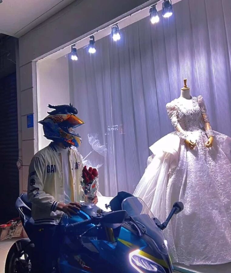 男生隔着玻璃看婚纱的伤感背影微信头像 男人站在婚纱外看婚纱头像_3