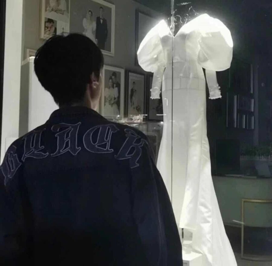 男生隔着玻璃看婚纱的伤感背影微信头像 男人站在婚纱外看婚纱头像_6