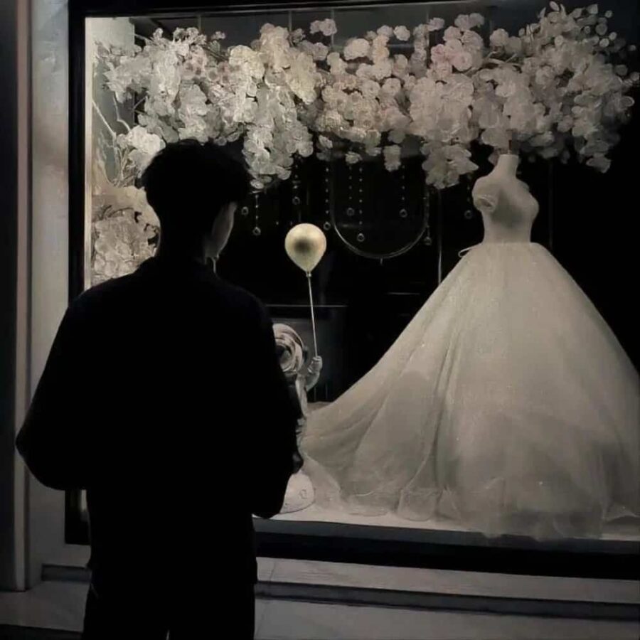 男生隔着玻璃看婚纱的伤感背影微信头像 男人站在婚纱外看婚纱头像_7