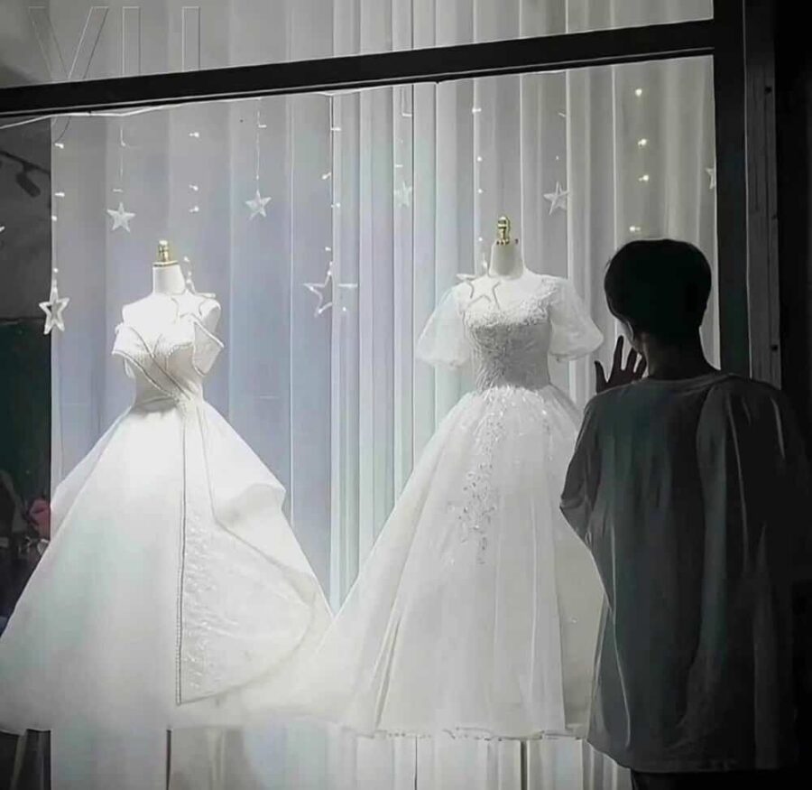 男生隔着玻璃看婚纱的伤感背影微信头像 男人站在婚纱外看婚纱头像_8
