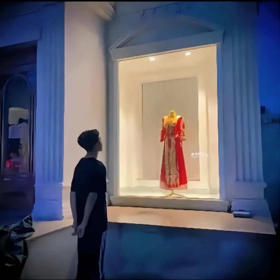 男生隔着玻璃看婚纱的伤感背影微信头像 男人站在婚纱外看婚纱头像_10