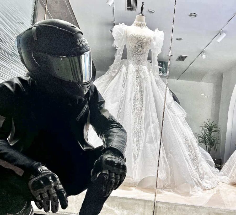 男生隔着玻璃看婚纱的伤感背影微信头像 男人站在婚纱外看婚纱头像_12