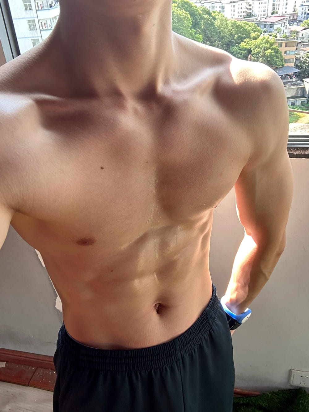 给你们看一下我弟的腹肌照片，腹肌裤子拉得很低能看到青筋_1