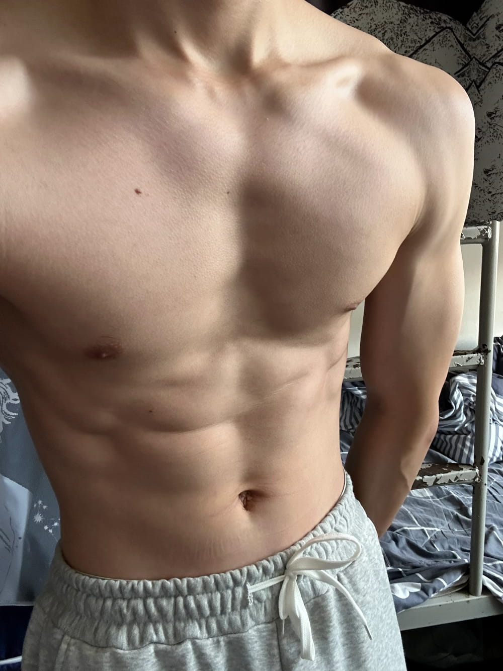 给你们看一下我弟的腹肌照片，腹肌裤子拉得很低能看到青筋_2