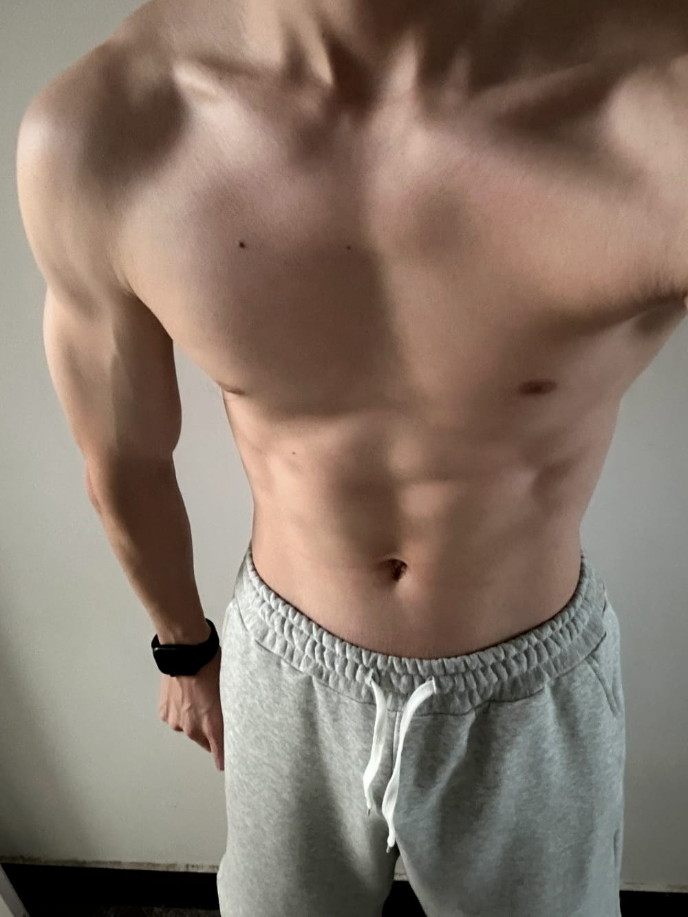 给你们看一下我弟的腹肌照片，腹肌裤子拉得很低能看到青筋_3