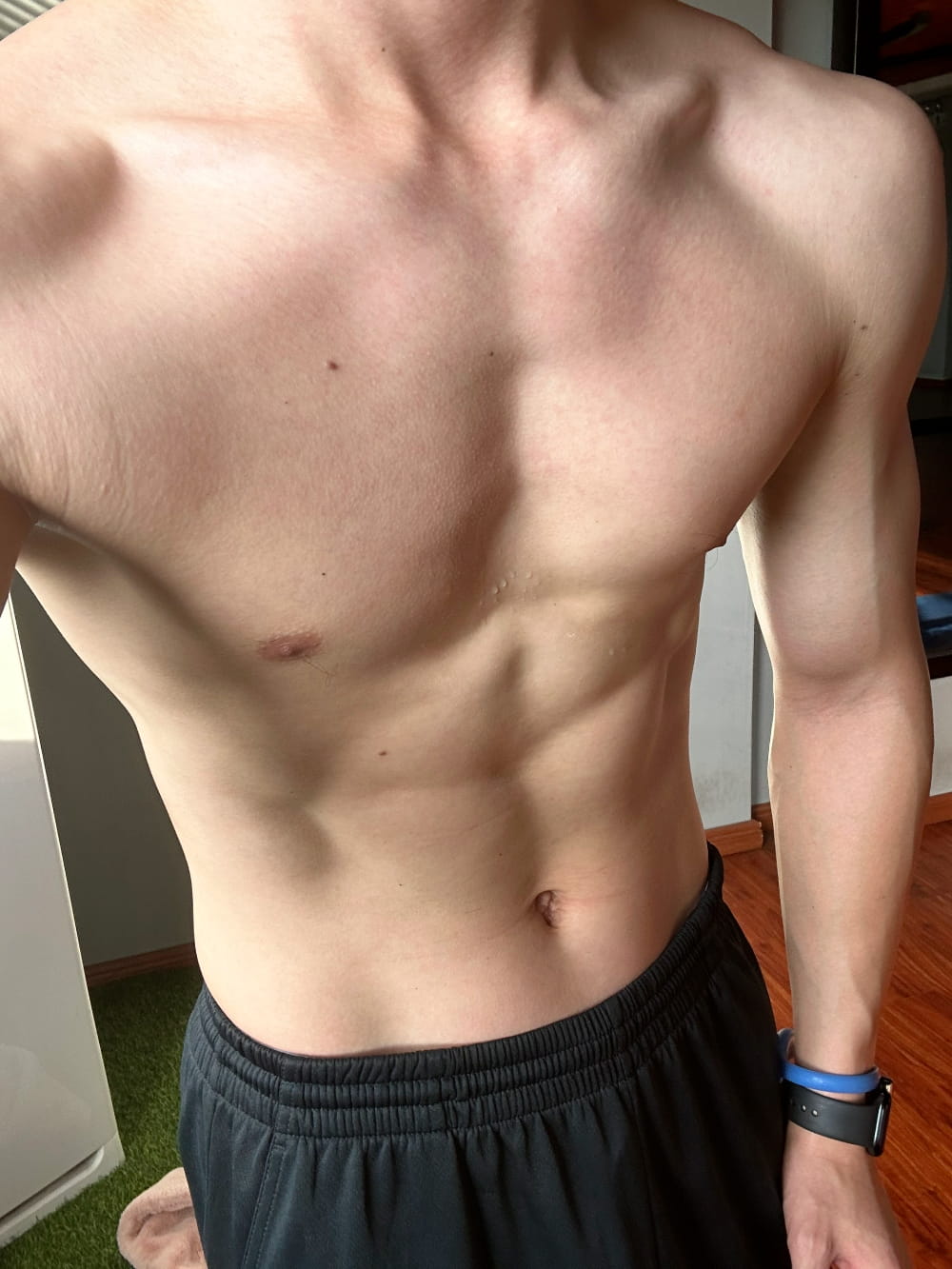 给你们看一下我弟的腹肌照片，腹肌裤子拉得很低能看到青筋_6