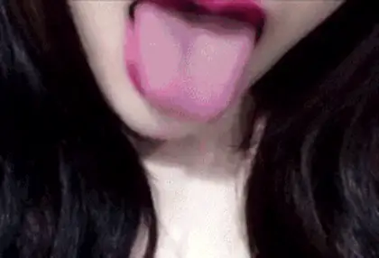一边伸舌头一边快速喘气表情gif动态图_1