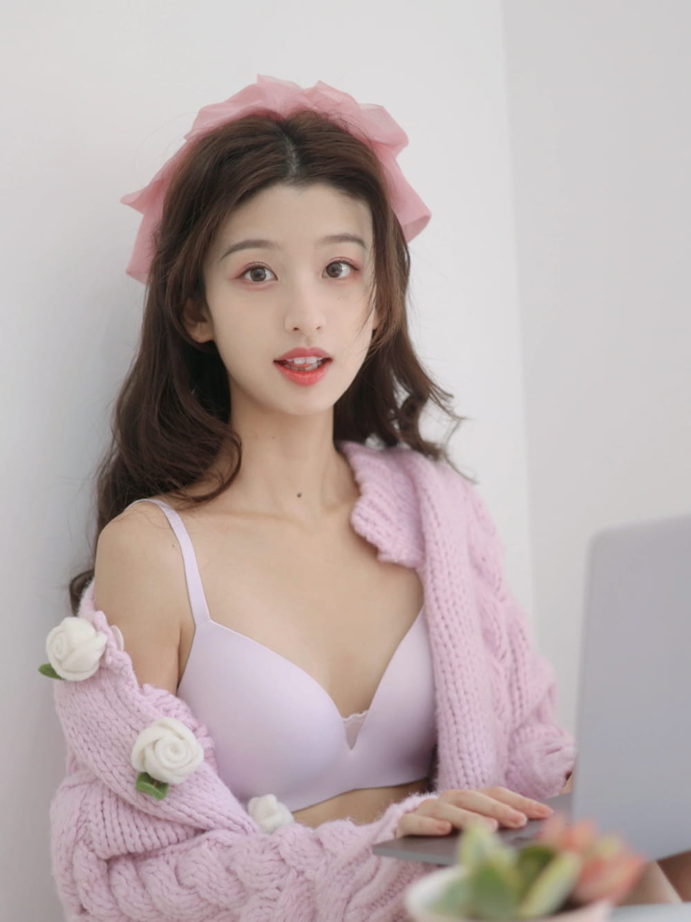 现实中特别漂亮的女孩图片,慵懒且随意的居家服_1