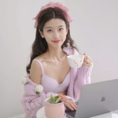 现实中特别漂亮的女孩图片,慵懒且随意的居家服