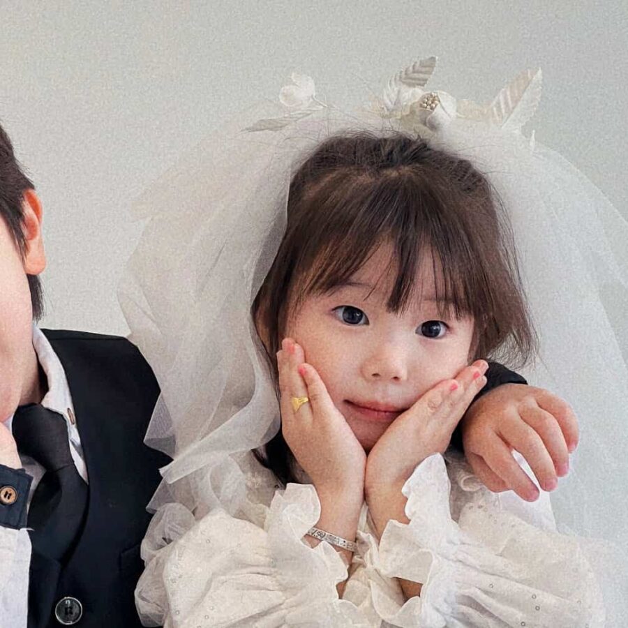 小男孩小女孩西装婚纱情侣头像 真人萌娃婚纱照一人一张合照情头_2