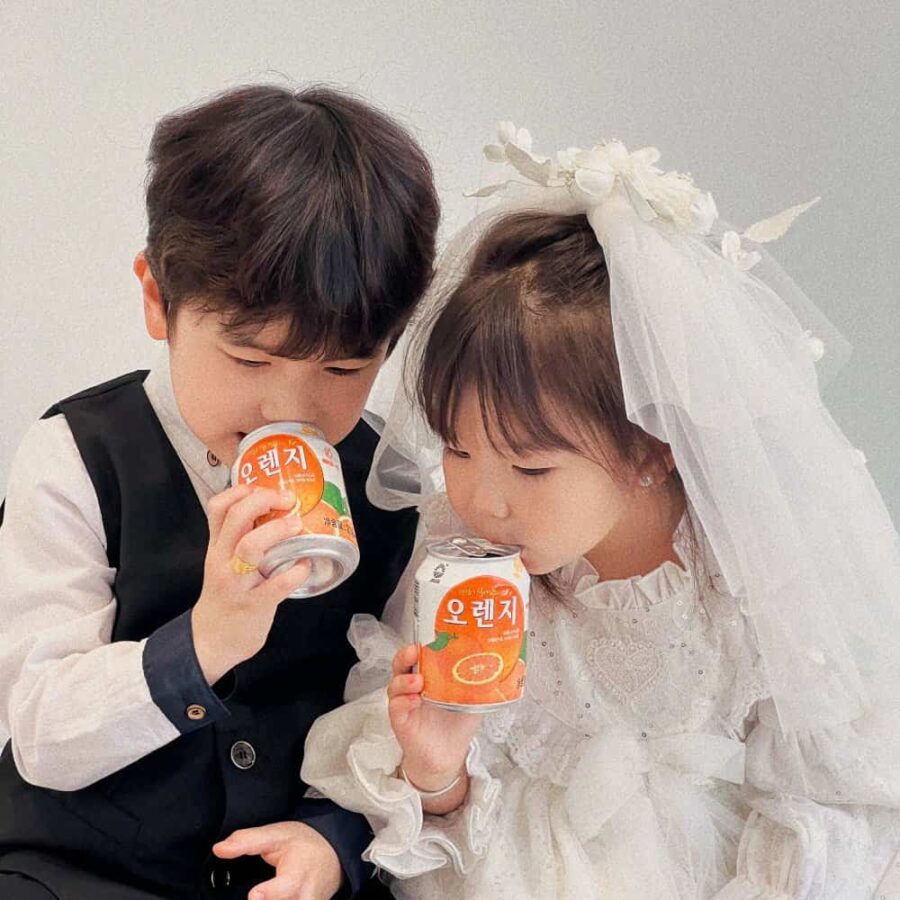 小男孩小女孩西装婚纱情侣头像 真人萌娃婚纱照一人一张合照情头_4