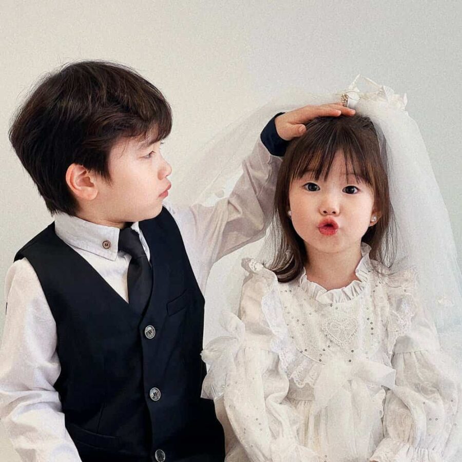 小男孩小女孩西装婚纱情侣头像 真人萌娃婚纱照一人一张合照情头_5
