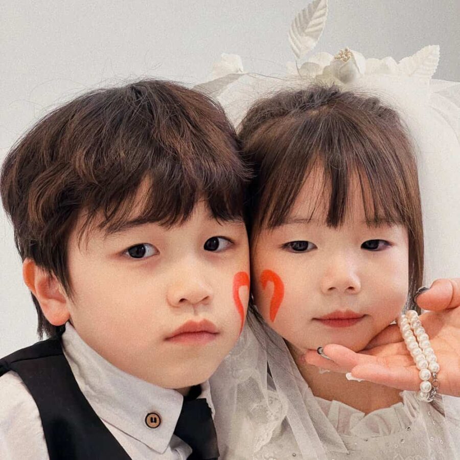 小男孩小女孩西装婚纱情侣头像 真人萌娃婚纱照一人一张合照情头_6