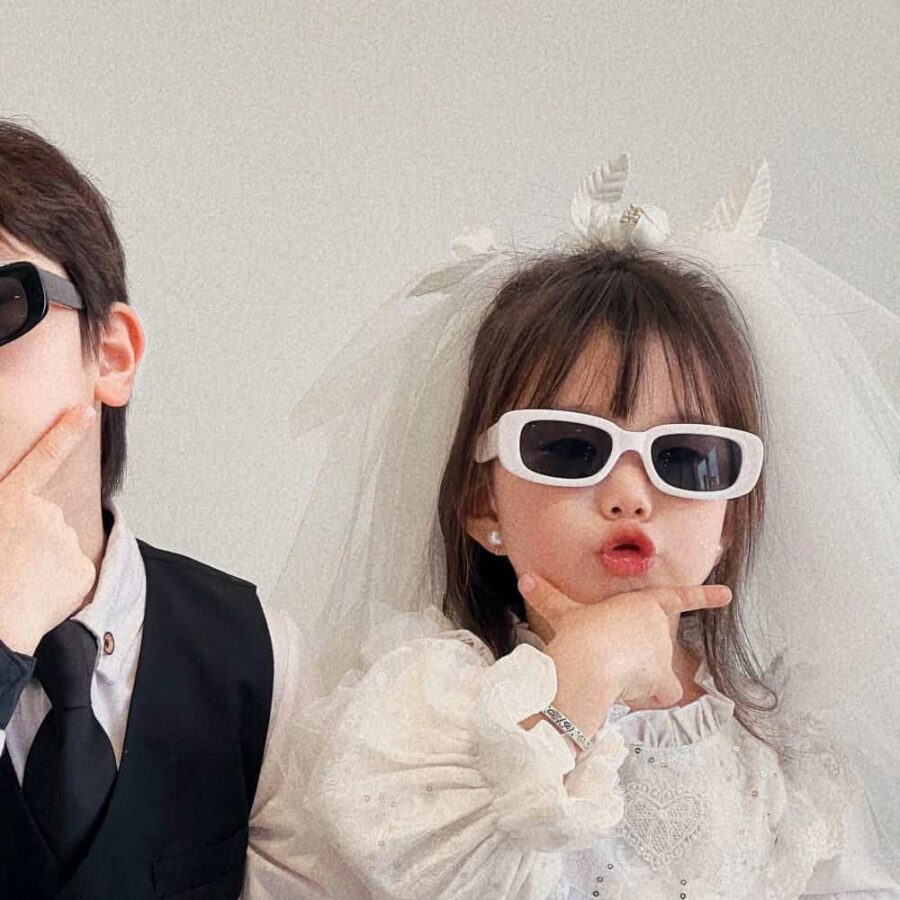 小男孩小女孩西装婚纱情侣头像 真人萌娃婚纱照一人一张合照情头_8
