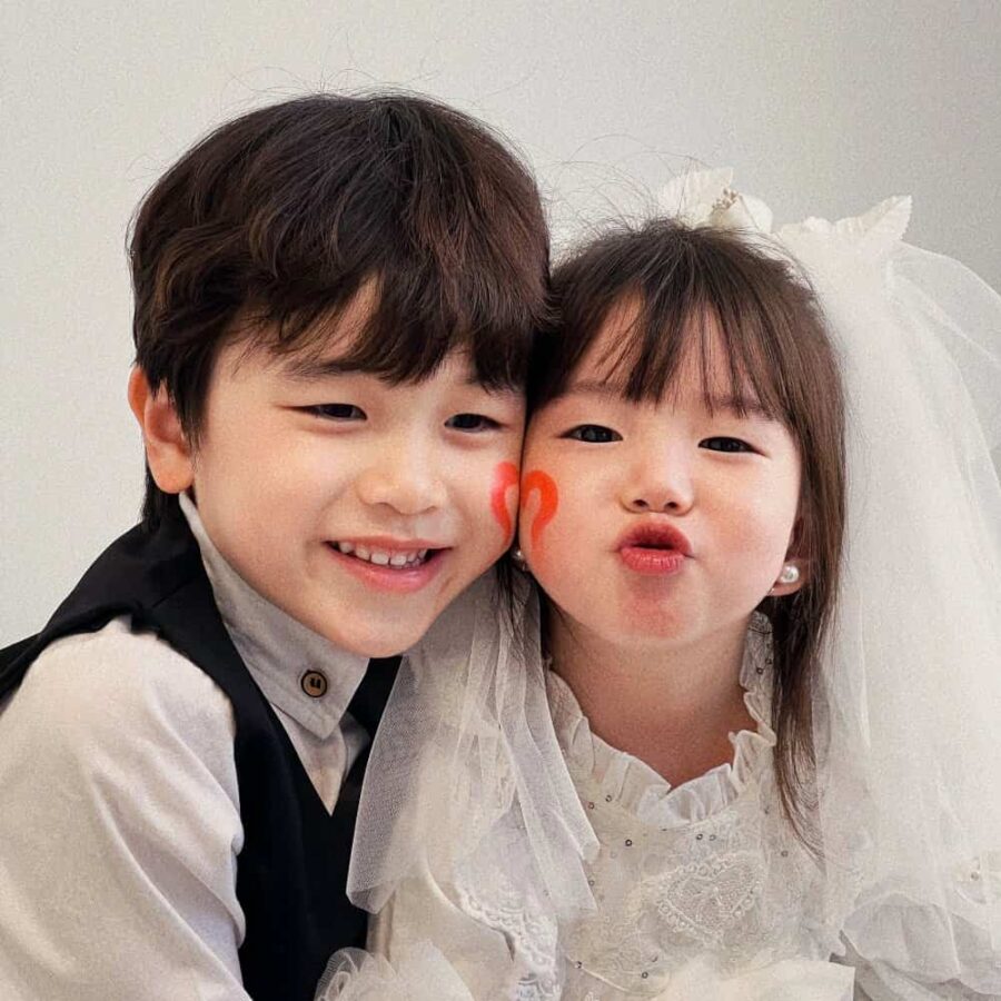 小男孩小女孩西装婚纱情侣头像 真人萌娃婚纱照一人一张合照情头_10