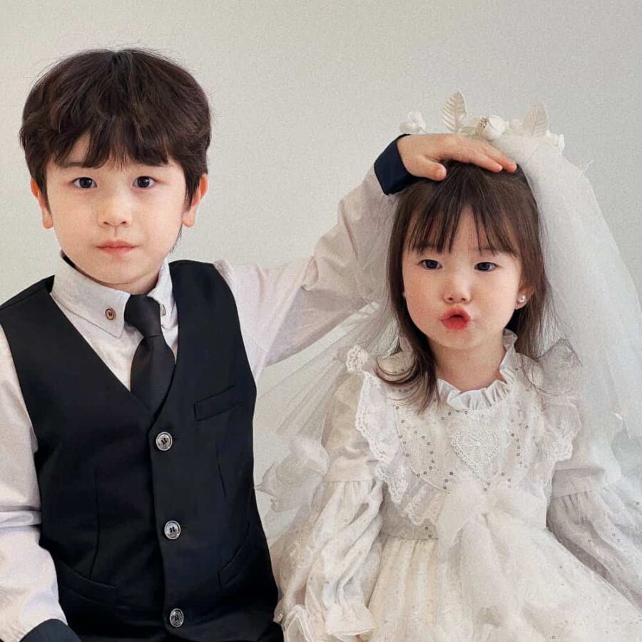 小男孩小女孩西装婚纱情侣头像 真人萌娃婚纱照一人一张合照情头_12