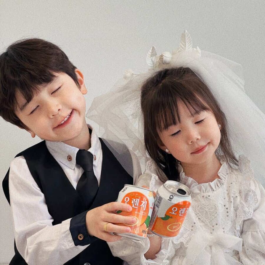 小男孩小女孩西装婚纱情侣头像 真人萌娃婚纱照一人一张合照情头_14