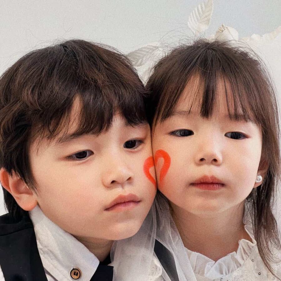 小男孩小女孩西装婚纱情侣头像 真人萌娃婚纱照一人一张合照情头_15
