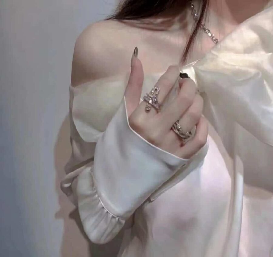 美女露香肩又欲又撩的情侣头像 超欲看了脸红的真人照片部位情头_7