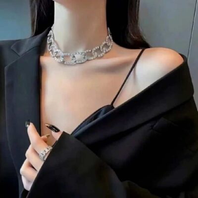 美女露香肩又欲又撩的情侣头像 超欲看了脸红的真人照片部位情头