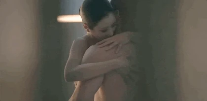 韩剧《夏娃》告诉你，女人喊疼男人却往里打扑克_1