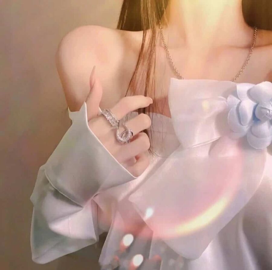 美女露香肩又欲又撩的情侣头像 超欲看了脸红的真人照片部位情头_1