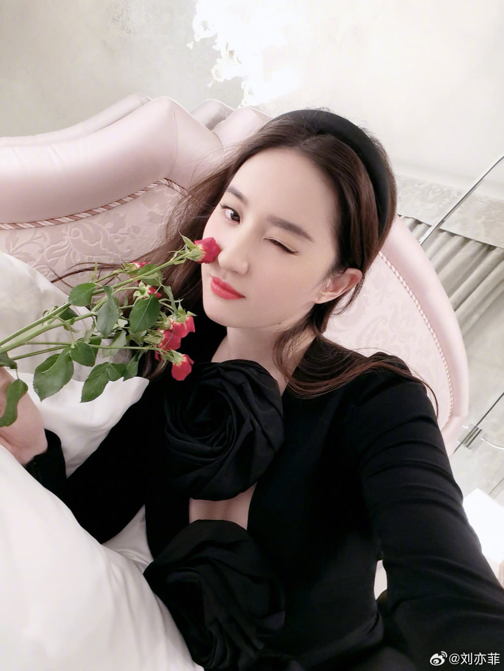 刘亦菲对镜自拍照，什么是娱乐圈颜值天花板_3