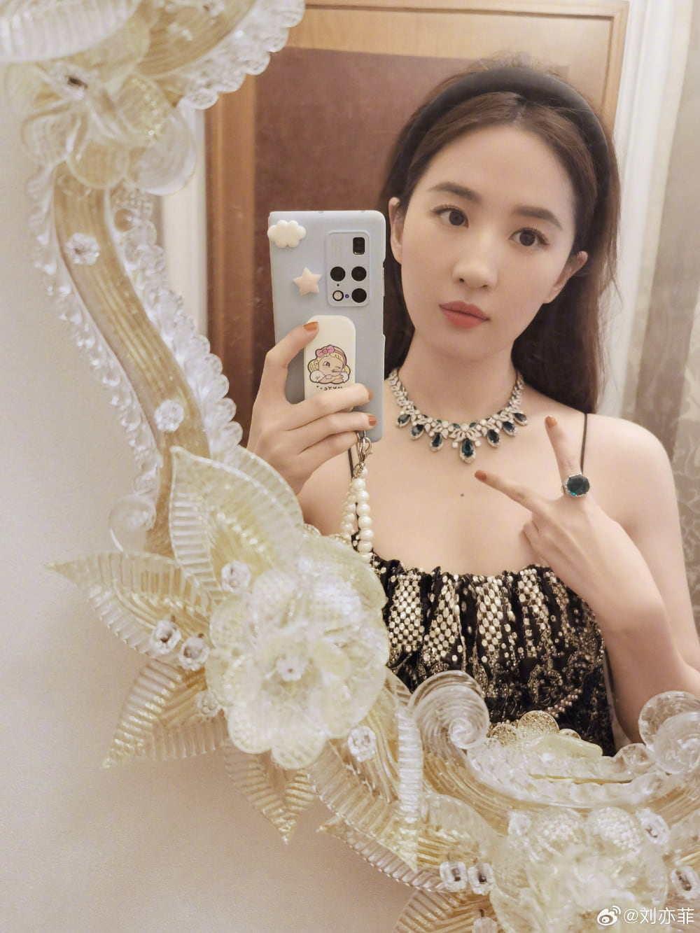 刘亦菲对镜自拍照，什么是娱乐圈颜值天花板_2
