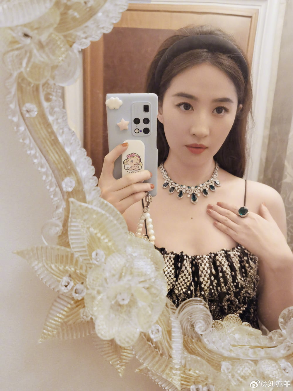 刘亦菲对镜自拍照，什么是娱乐圈颜值天花板_1
